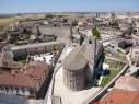 Vista aérea de la iglesia de San Esteban. Al fondo la muralla junto a la puerta de San Martín