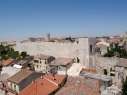 Vista aérea de la muralla. Destaca la torre de Santiago.