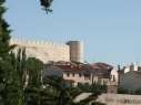 Vista de la muralla y la torre de Santiago