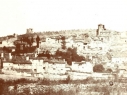 Vista general de Cuéllar a principios del siglo XX. Destaca la torre y la iglesia de Santiago.